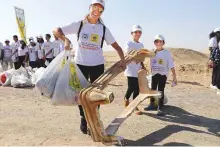  ??  ?? Dubai residents take part in the Clean Up UAE 2018 campaign organised by Emirates Environmen­tal Group.