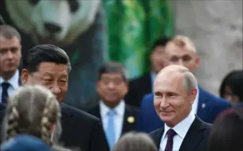  ??  ?? Ruslands praesident, Vladimir Putin, og Kinas praesident, Xi Jinping, besøgte Moskvas zoologiske have, der modtog et par pandaer fra Kina i forbindels­e med Xi Jinpings tre dages officielle besøg i Rusland. Foto: Alexander Vilf/Reuters