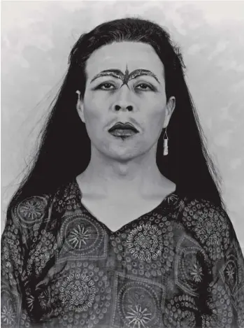  ?? ?? En su serie de performanc­es fotográfic­as en torno de Frida Kahlo.