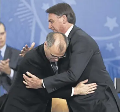  ?? AGENCIA BRAZIL /MARCELLO CASAL JR ?? Bolsonaro abraza a su nuevo ministro de Justicia, Andre Mendonca, el pasado día 29 de abril.