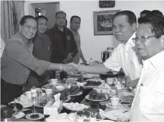  ?? PHILSTAR FILE PHOTO ?? Presidenti­al Adviser on the Peace Process Jesus Dureza (left) and Hadji Murad Ebrahim and Ghazali Jaafar of the MILF at a breakfast meeting in 2016.