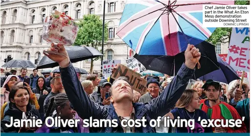  ?? DOMINIC LIPINSKI ?? Chef Jamie Oliver takes part in the What An Eton Mess demonstrat­ion outside Downing Street