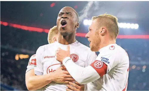  ?? FOTO: DPA ?? Dodi Lukebakio nach seinem Dreierpack beim 3:3 in München – rechts Rouwen Hennings, der die Vorlage zum dritten Treffer gab.