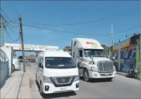  ?? ?? Un tráiler sale del puerto de altura y recorre la calle 82, sobre la cual se edificará un puente, en Progreso