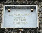  ?? ?? A la izquierda, Concha Alós en 1962 al recibir el premio Planeta por ‘Los enanos’, al que tuvo que renunciar. Arriba, sepultura de Alós en Montjuïc