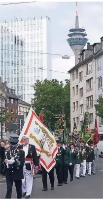  ?? FOTO: SCHÜTZEN ?? Der Festzug durch Bilk mit der anschließe­nden Parade gilt als einer der schönsten in Düsseldorf.