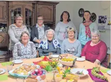  ?? FOTO: CARITAS ?? Feiern gemeinsam den Kursabschl­uss im Haus Beil (von links, hintere Reihe): Irmgard Schüle, Edeltraud Haug, Waltraud Callembach und Mirjam Klein sowie (von links, vordere Reihe): Agnes Stroppel, Eva Hettich, Irmgard Straub-Riedler und Christina...