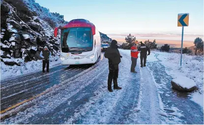  ??  ?? La Policía Federal evita el paso a Puerto San Luis, entre Sonora y Chihuahua, debido a las nevadas.