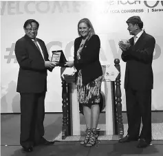  ??  ?? ICCA president Nina Freysen-Pretorius presents a token of appreciati­on to Deputy Chief Minister Datuk Amar Abang Johari Tun Openg witnessed by SCB chairman Dato Sri Dr Muhammad Leo Michael Toyad Abdullah (right).