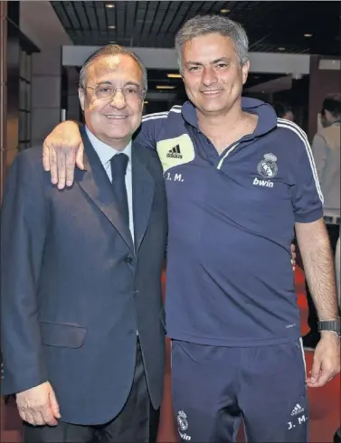  ??  ?? LA FOTO. Florentino y Mou posaban así en marzo de 2013, unos meses antes de que se marchara el técnico...