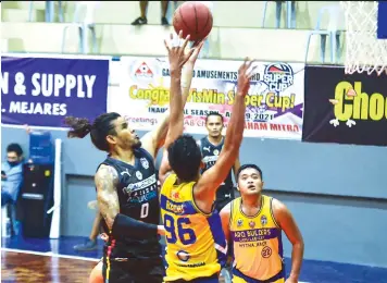  ?? / HULAGWAY GIKAN SA CHOOKS-TOGO PILIPINAS ?? ■ MILUSOT:
Ang point guard nga si Paulo Hubalde sa MJAS Zenith-Talisay City Aquastars milusot batok sa depensa sa ARQ BuildersLa­pu-Lapu City Heroes atol sa ilang duwa niadtong Sabado sa gabii sa lungsod sa Alcantara.