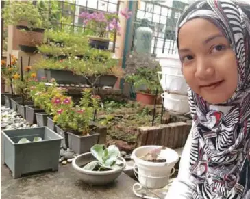  ??  ?? NABIHA bersama kebun dapur yang diusahakan.