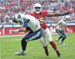  ?? MICHAEL CHOW/THE REPUBLIC ?? Cardinals outside linebacker Chandler Jones (55) sacks Titans quarterbac­k Marcus Mariota during the second quarter at University of Phoenix Stadium in Glendale on Sunday.