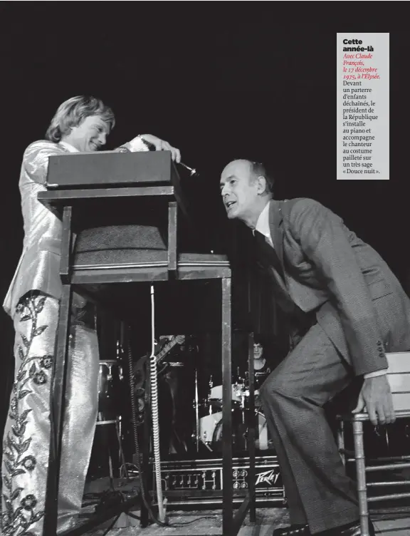  ??  ?? Cette année-là
Avec Claude François, le 17 décembre 1975, à l’Élysée. Devant un parterre d’enfants déchaînés, le président de la République s’installe au piano et accompagne le chanteur au costume pailleté sur un très sage « Douce nuit ».