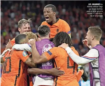 ??  ?? los Jugadores de Holanda celebran luego que Denzel Dumfries anotó el tercer gol en la victoria 3-2 ante Ucrania en la Eurocopa