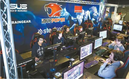  ?? Chicago Tribune-Tribune News ?? Students from Oswego East High School, top, and Arrowhead High School in Hartland, Wis., bottom, compete in the High School Esports Invitation­al (HSEI) 2017 at Robert Morris University in Chicago, May 6.