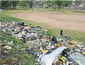  ?? (JOSÉ HERNÁNDEZ) ?? La Cañada, a la altura de barrio Suárez. La variedad de lo amontonado no deja de sorprender: hay hasta paragolpes de autos.