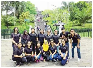  ??  ?? ROMBONGAN 14 pelajar UPSI di kaki tangga menaiki candi Borobudur.