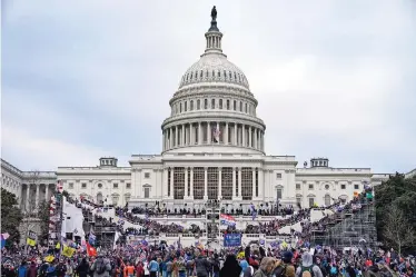  ??  ?? SIMPATIZAN­TES DE Trump se reúnen afuera del Capitolio