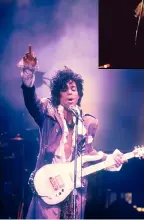  ??  ?? À esquerda: Prince em palco num dos espetáculo­s da Purple Rain
Tour, 1984. Em cima: David Bowie como Ziggy Stardust/Aladdin Sane, Londres, 1973.