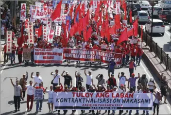  ??  ?? Protesters, mostly workers, march towards the Presidenti­al Palace during the global commemorat­ion of Labor Day on Tuesday in Manila, Philippine­s. About 5,000 workers and activists from various groups held a rally Tuesday near the Malacanang Palace to...