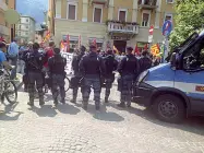  ??  ?? La sfilata Il corteo di protesta di manifestan­ti, con la piccola mascotte che ha guidato la sfilata. Tanti gli agenti, ma nessuno scontro