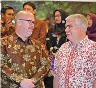  ?? DIPTA WAHYU/JAWA POS ?? BERJALAN LANCAR: Konjen AS untuk Surabaya Mark Mc Govern (kiri) dan Paul Jeffrey di Hotel Bumi Surabaya kemarin.