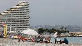  ?? (Photo Eric Ottino) ?? Depuis le  avril, le port du masque est obligatoir­e sur toutes les plages des Alpes-Maritimes.