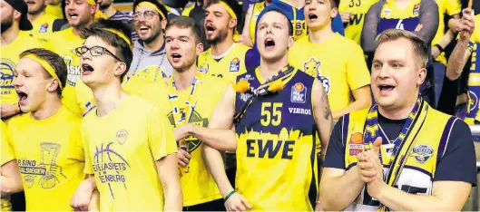  ?? BILD: MARTIN REMMERS ?? Immer vorne mit dabei: Jannik Wiggers-von Staa (rechts), Vorsitzend­er des Baskets-Fanclubs Thundersto­rm