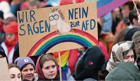  ?? Foto: Christophe Gateau/dpa ?? Auch auf Demonstrat­ionen wird öfter ein Verbot der AfD gefordert – wie hier in Berlin.