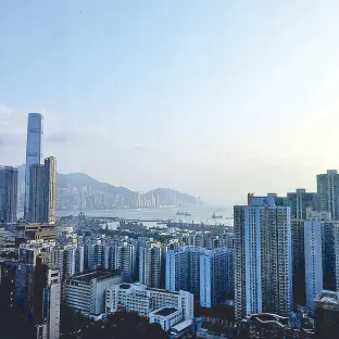  ??  ?? The view of Cordis Hong Kong’s presidenti­al suite