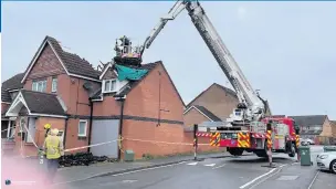  ?? PICTURES: LEICESTER MEDIA ONLINE ?? INSPECTING THE DAMAGE: Fire crews at the house in Darien Way, Thorpe Astley