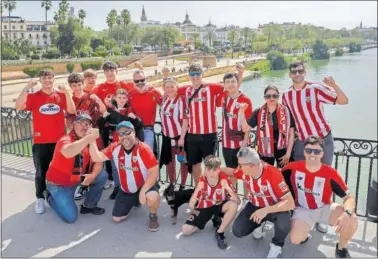  ?? ?? Las aficiones del Athletic y Mallorca tomaron desde ayer las calles de Sevilla.