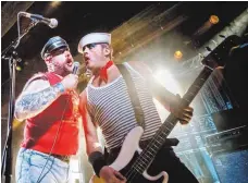  ?? FOTO: MARKUS SCHOLZ ?? Die Hardrock-Punkband Turbonegro um Sänger Tony Sylvester (links) und Bassist Thomas Seltzer.