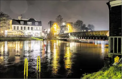  ?? BILD: MARTIN REMMERS ?? Randvoll: Regenfälle und die Flut lassen das Wasser der Hunte über drei Meter steigen.