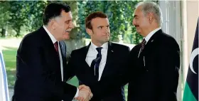  ??  ?? L’accordoLa stretta di mano tra i due principali leader libici, Fayez al-sarraj e Khalifa Haftar nell’incontro del 25 luglio 2017 vicino Parigi voluto da Macron