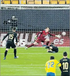  ?? JON NAZCA / REUTERS ?? Una imagen del gol que recibió el Barça en Cádiz tras un córner