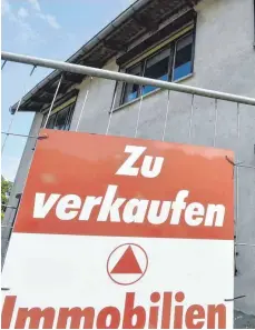  ?? FOTO: DPA ?? Künftig sollen Maklergebü­hren für Immobilien von den Verkäufern geschulter­t werden. Doch ob Immobilien dadurch günstiger werden, ist umstritten.