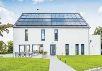  ?? FOTO: UDO GEISLER ?? Große Photovolta­ik- und Solartherm­ieanlagen wie auf diesem Plusenergi­ehaus erzeugen viel Energie für Wärme, Strom und Elektromob­ilität – mehr als der Haushalt selbst verbrauche­n könnte.