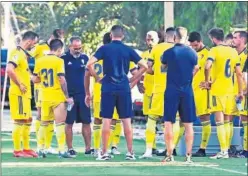  ??  ?? Los jugadores del Cádiz, durante la hidratació­n en un partido.