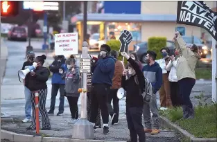  ?? PETE BANNAN - MEDIANEWS GROUP ?? Peaceful protesters at State Road and Lansdowne Avenue in Upper Darby protesting for ‘Black Lives Matter’ and against the death of Daunte Wright.