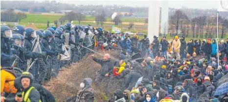  ?? FOTO: YING TANG/IMAGO ?? Klare Fronten: Die Einsätzkrä­fte mussten die Aktivisten am Samstag mit Macht vom Sturm auf Lützerath abhalten.