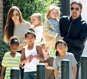  ??  ?? Insieme Angelina Jolie e Brad Pitt assieme ai loro sei figli: tre naturali e tre adottivi. I due attori stavano assieme da 12 anni e si erano sposati nel 2014