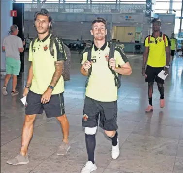  ??  ?? ILUSIÓN. Juan Cruz y Javi Flores, ayer, en el aeropuerto antes de poner rumbo a Lisboa.