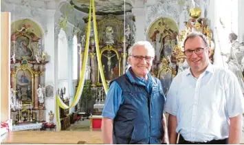  ?? Foto: Peter Bauer ?? Abschluss der Renovierun­g der Kirche St. Michael: Darüber freuen sich Stadtpfarr­er Josef Baur (rechts) und Koordinato­r Ferdi nand Guggenmos.