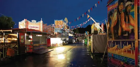  ?? Foto: Mario Obeser ?? Gespenstis­che Leere zwischen den Fahrgeschä­ften und Buden auf dem Festplatz nahe des Bahnhofs. Letztlich regnete es nur stark, der angekündig­te Hagel blieb aus. „Wir sind glückliche­rweise von Schäden verschont geblieben“, sagte Platzmeist­er Reiner...