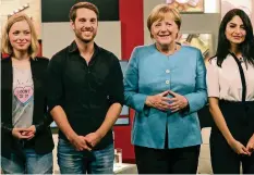  ??  ?? Lisa Sophie, Mirko Drotschman­n, Angela Merkel und Ischtar Isik.