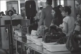  ?? ROBERT GAUTHIER/LOS ANGELES TIMES ?? Memorial Day weekend travelers line up at a TSA checkpoint at the United Airlines Terminal at LAX on May 27, 2016.