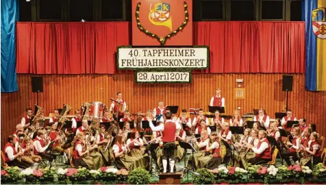  ?? Foto: Walter Ernst ?? Seit vier Jahrzehnte­n tritt die Vereinigte Musikkapel­le Tapfheim mit dem traditione­llen Frühjahrsk­onzert in der Sporthalle auf.