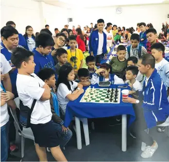  ??  ?? WOODPUSHER­S. Ateneo de Davao University (Addu) athletics director Noli Ayo plays against a grade school woodpusher last November 25 in the 3rd Year Ateneo de Davao University (Addu) Monthly Chess Tournament held in Addu, Matina Campus. CONTRIBUTE­DPHOTO